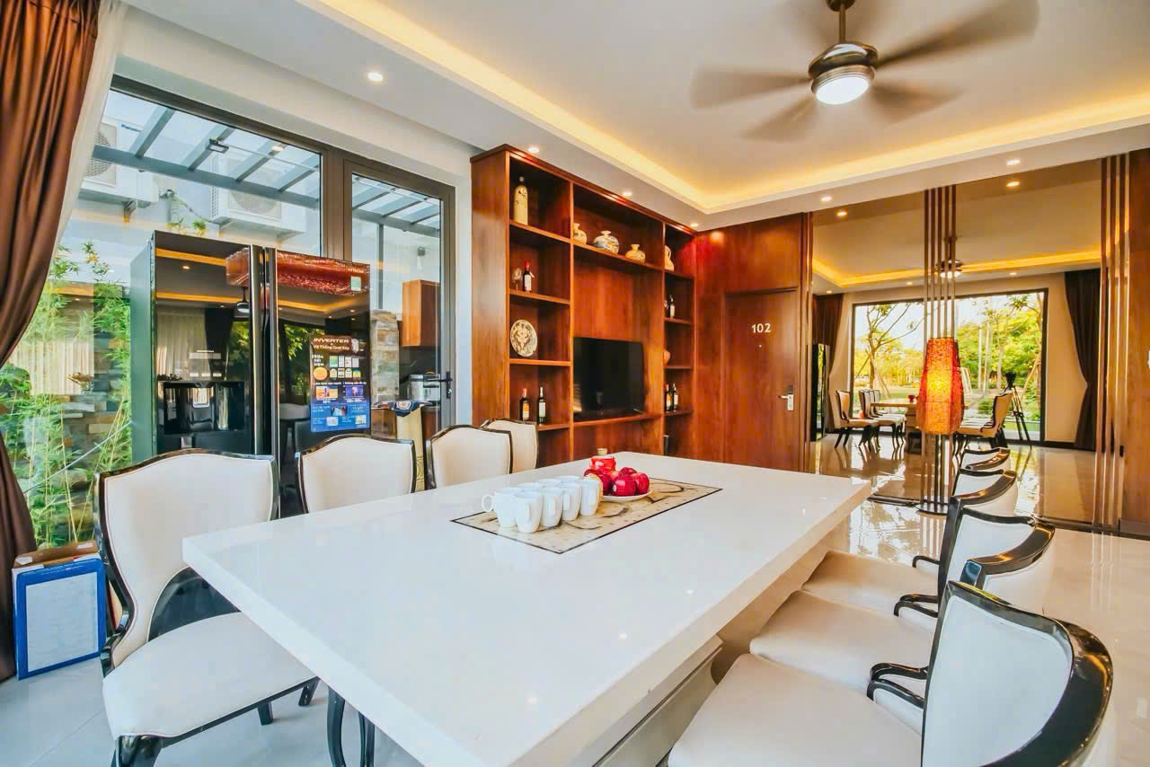 Biệt thự 8 phòng view sân Golf bể bơi siêu rộng - Ảnh 2